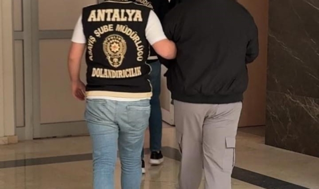 Antalya'da kendilerini polis olarak tanıtan dolandırıcılar suçüstü yakalandı