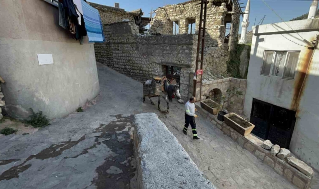 Araç giremeyen dar ve engebeli sokakların temizliği Kıroğlan'dan soruluyor