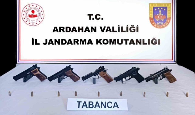 Ardahan'da otomobilde 5 adet ruhsatsız tabanca ele geçirildi