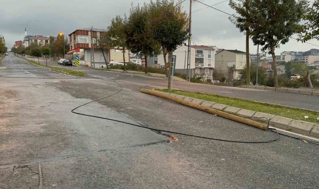 Arnavutköy'de hafriyat kamyonu ortalığı birbirine katıp kaçtı