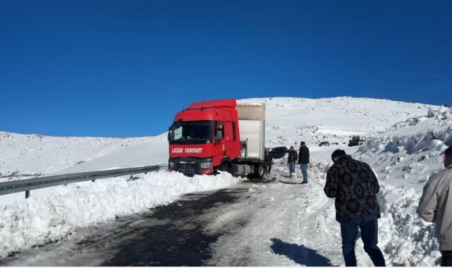 Artvin'de kar yağışı sürücülere zor anlar yaşattı