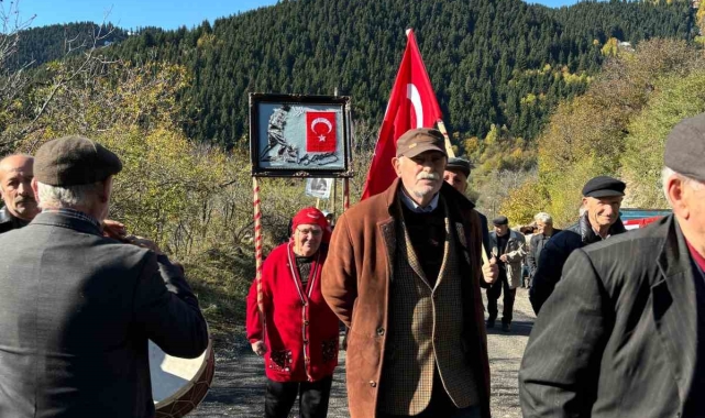 Artvin'de köy okulu kapanınca Cumhuriyet Bayramı'nı yaşlılar kutladı