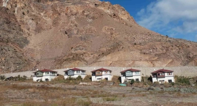 Artvin'in Yusufeli ilçesi Tekkale köyünde kaya düşme vakaları korkuttu