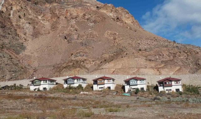 Artvin'in Yusufeli ilçesi Tekkale köyünde kaya düşme vakaları korkuttu