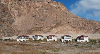 Artvin'in Yusufeli ilçesi Tekkale köyünde kaya düşme vakaları korkuttu