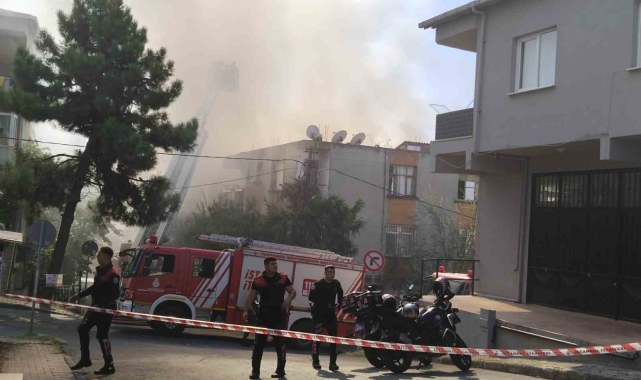 Ataşehir'de 2 apartmanın çatısı alev alev yandı