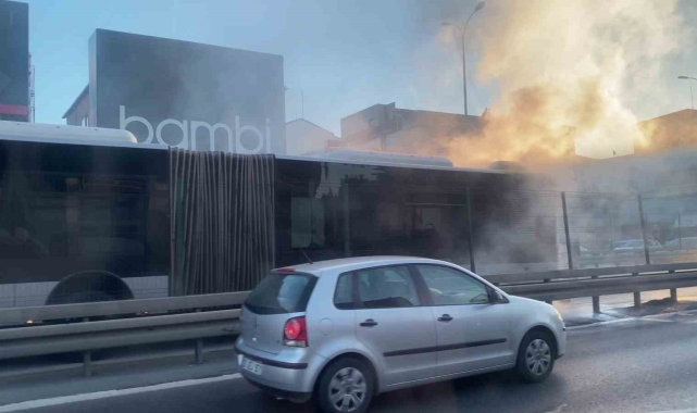 Avcılar'da metrobüste yangın paniği