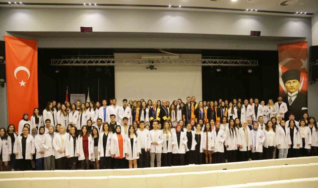 Avrasya Üniversitesi'nde beyaz önlük giyme töreni düzenledi