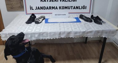 Ayakkabıya gizlenmiş 1 kilo uyuşturucu bulundu