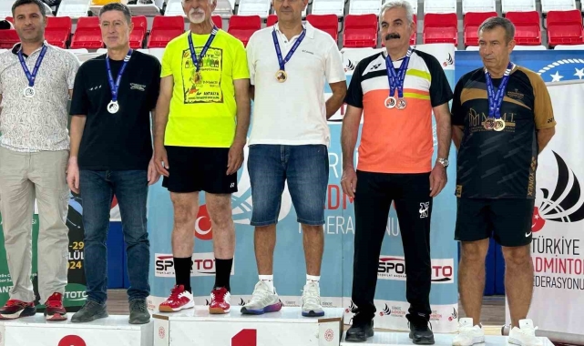 Badminton sporcusu öğretim üyesinden 2 altın madalya başarısı