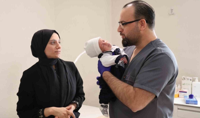 Bağırsakları tıkanan prematüre ikizler ölümden döndü