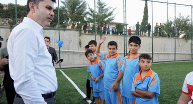 Bakan Kurum, halı saha sözünü yerine getirdiği çocuklarla futbol oynadı