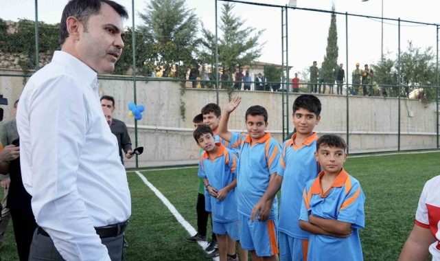Bakan Kurum, halı saha sözünü yerine getirdiği çocuklarla futbol oynadı