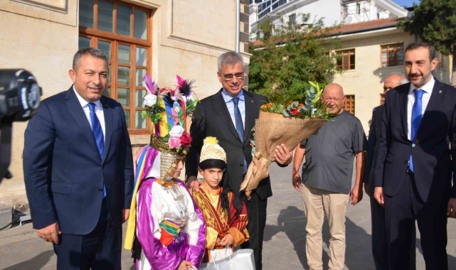 Bakan Memişoğlu: ''Depremden zarar gören eski hastane küçük tadilattan sonra tekrar faaliyete geçecek''