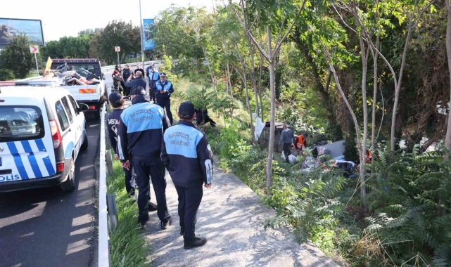 Bakırköy Belediyesi Zabıt Müdürlüğü ekipleri çevre düzenine uygunsuz barınma alanlarına müdahale ediyor