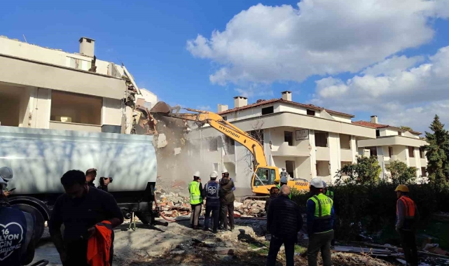 Bakırköy'de 5 bloklu bir sitenin yıkımına başlandı