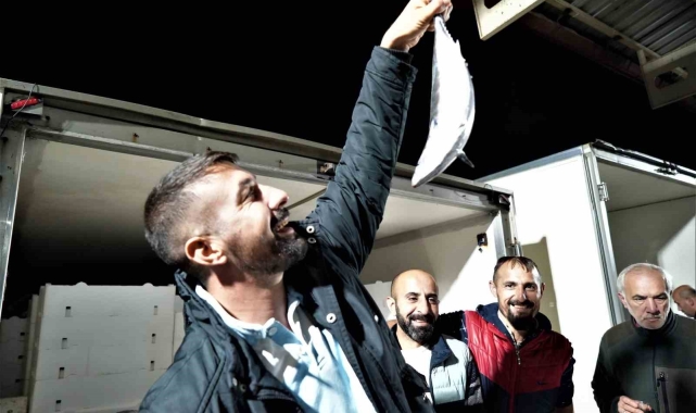 Balık mezadında kasalar dolusu palamut kapış kapış satıldı