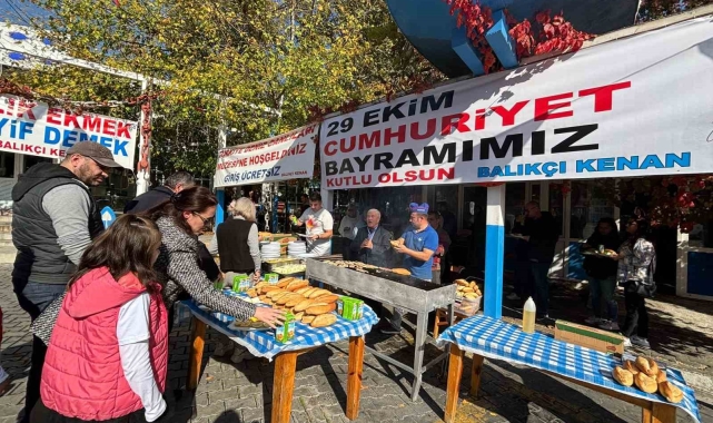 Balıkçı Kenan'da gelenek bozulmadı, 2 gün ücretsiz balık ekmek ikram edildi