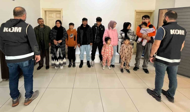 Balıkesir'de 11 düzensiz göçmen ve 2 organizatör yakalandı