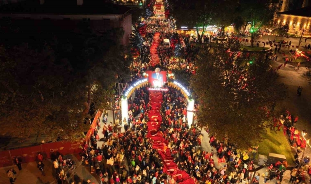 Balıkesir'de Cumhuriyet coşkusu sokaklara sığmadı