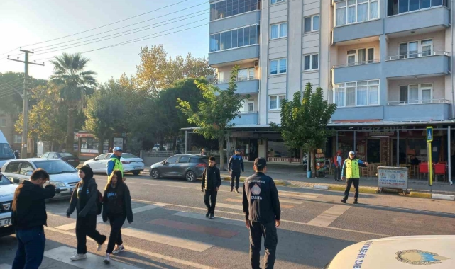 Balıkesir'de okul yolunda güvenli geçiş