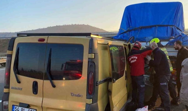 Balıkesir'de otoyolda trafik kazası: 3 yaralı