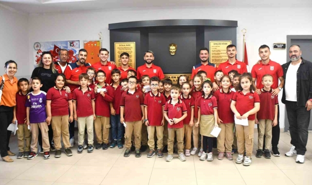 Balıkesirspor, Hatice Fahriye Eğinlioğlu İlkokulu'nu Ziyaret Etti