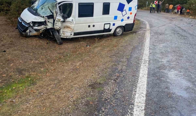 Balya'da 2 minibüsün karıştığı trafik kazasında; 8 yaralı
