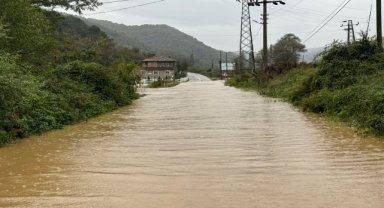 Bartın'da sağanak nedeniyle derenin taşması sonucu kara yolu ulaşıma kapandı