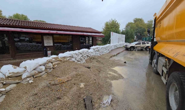 Bartın'da taşkınlara karşı kum çuvallarıyla set oluşturuldu