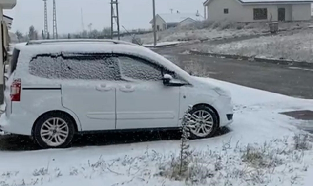 Başkale'de kar yağdı, araçlar yolda kaldı