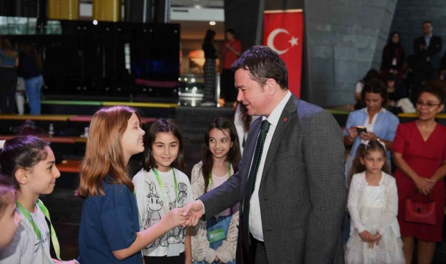 Başkan Aydın Dünya Kız Çocukları Günü'nü pasta keserek kutladı