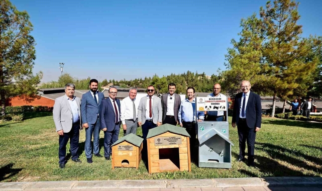 Başkan Çavuşoğlu can dostları unutmadı