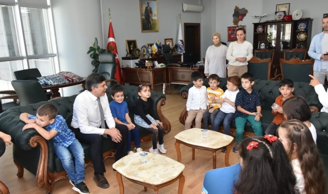 Başkan Durgut'a miniklerden çiçek buketi