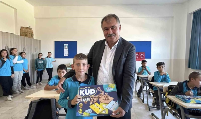 Başkan Pütün, Erbakan'ın hediyelerini Beyğaçlı öğrencilere ulaştırdı