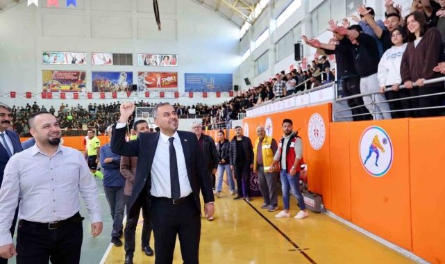 Başkan Toptaş, Cumhuriyet Spor Şöleni futsal finalini izledi