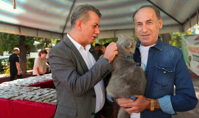 Başkan Yetişkin'den can dostlar için mama dağıtımı