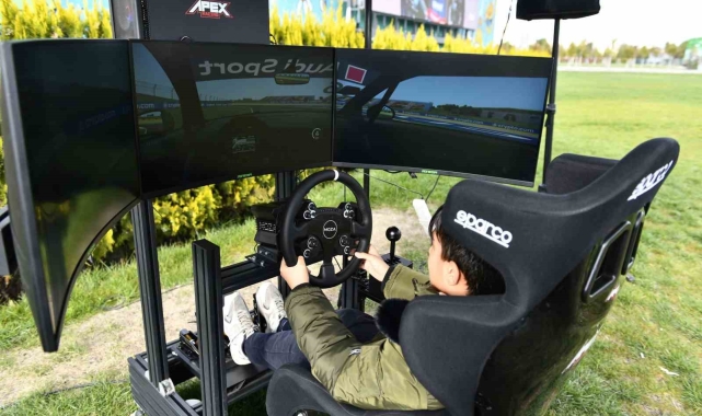 Başkentliler milli motosiklet sporcusu Razgatlıoğlu'nu dev ekranda izledi