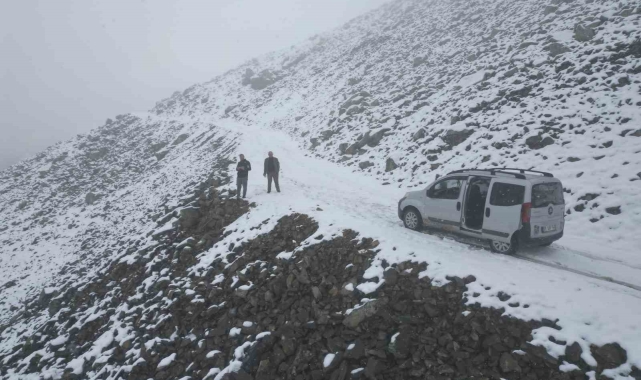 Bayburt'ta yaylalar beyaz örtüyle kaplandı