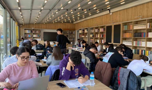 Bayraklı'nın kütüphanelerinde çalıştılar, üniversiteli oldular