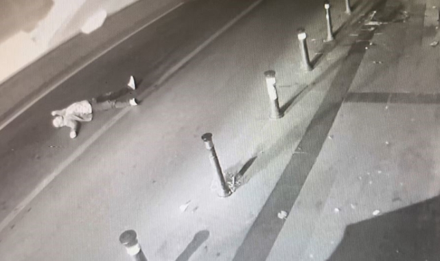 Bayrampaşa'da yolun ortasına yatan alkollü adama otomobil çarptı: O anlar güvenlik kamerasında