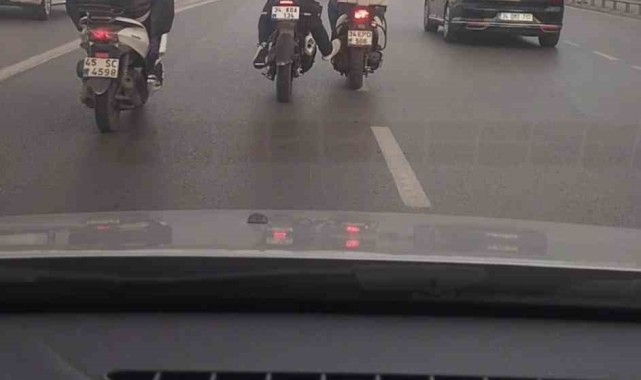 Benzini biten motosikletlinin yardımına başka bir motosiklet sürücüsü koştu