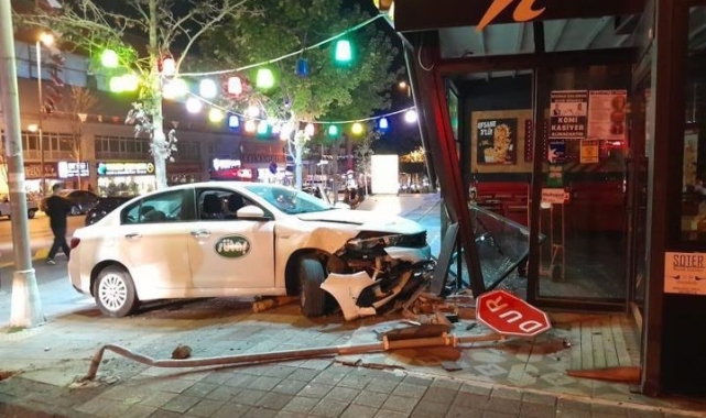 Beylikdüzü'nde polisten kaçan alkollü sürücü restorana daldı