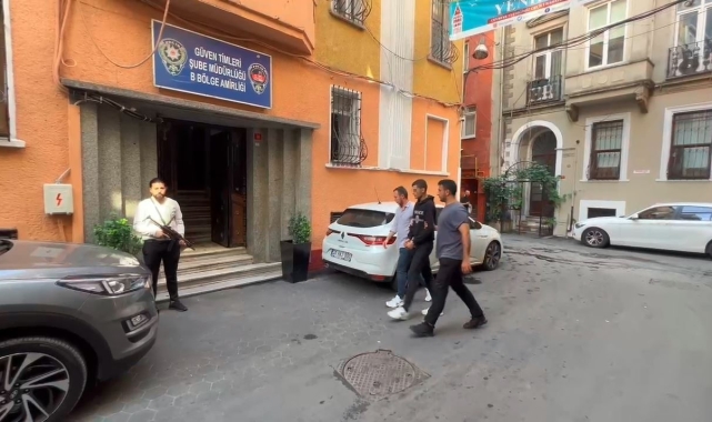 Beyoğlu'nda park halindeki motordaki kaskı çalan hırsız kamerada