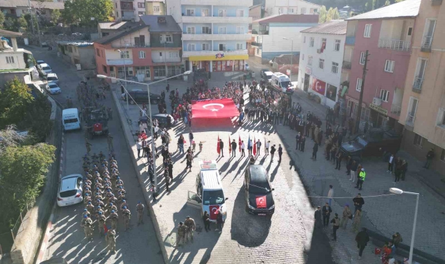 Beytüşşebap'ta dev Türk bayrağı eşliğinde Cumhuriyet'in 101'inci yılı kutlandı