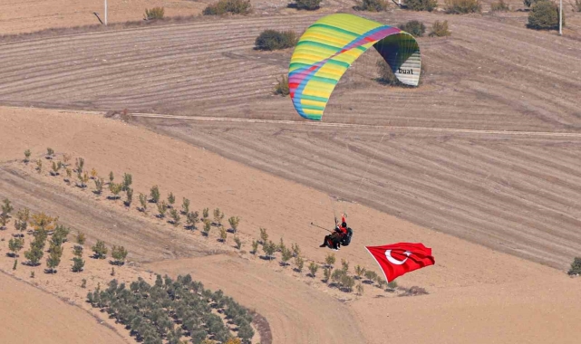 Bilecik'te 101 yamaç paraşütçüsünden 'Ata'ya Saygı Uçuşu'