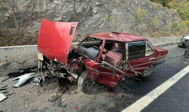 Bilecik'te 2 araç kafa kafaya çarpıştı, 2 kişi yaralandı