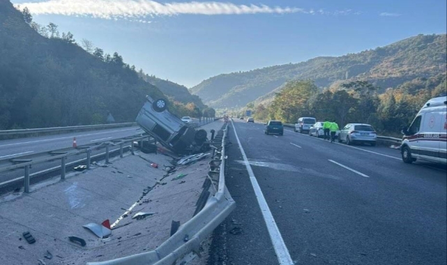 Bilecik'te kontrolden çıkan otomobil orta refüje çarparak takla attı