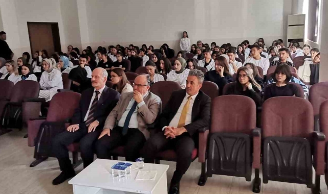 Bilecik'te öğrencilere süt ve kek ikramı yapıldı