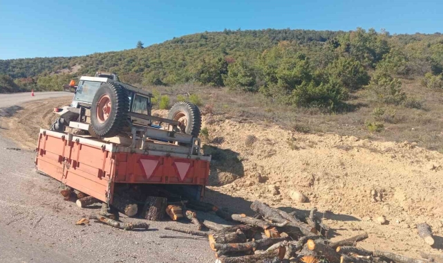 Bilecik'te seyir halindeki traktör römorku devrilirken, sürücüsü yaralandı